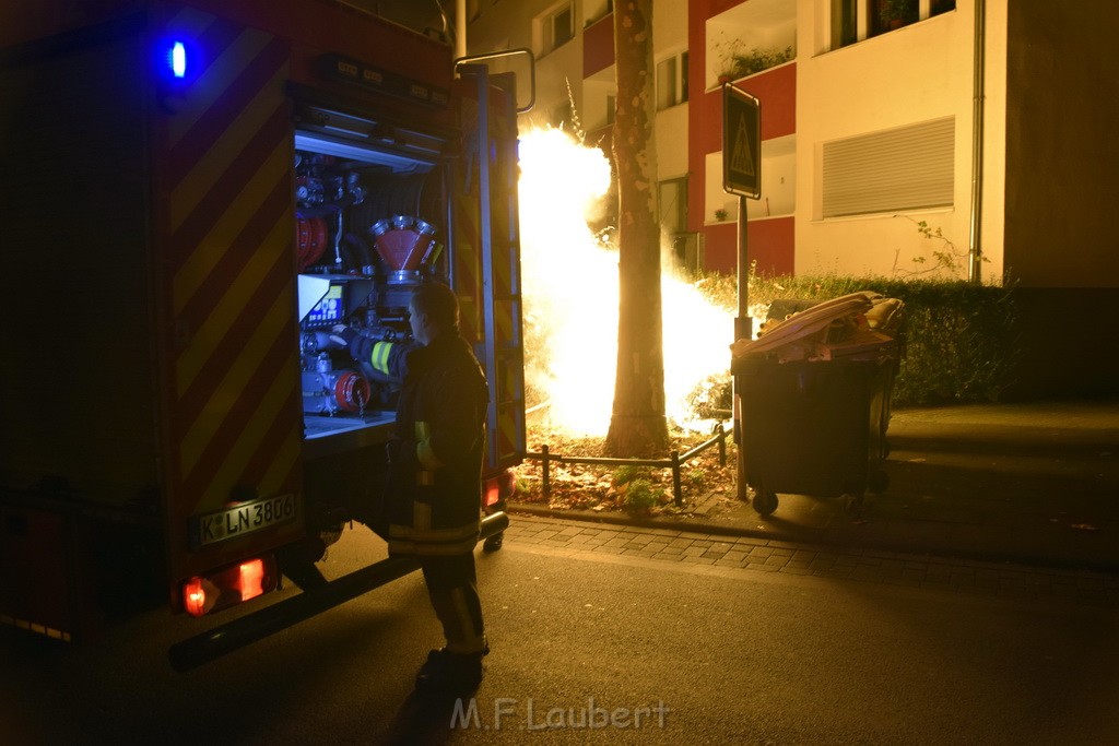 Mehrere Muell Sperrmuellbraende Köln Vingst Ansbacherstr P46.JPG - Miklos Laubert